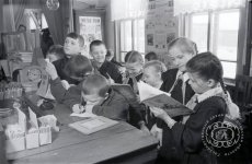 В детской библиотеке с. Белоярка. Март 1956 г.