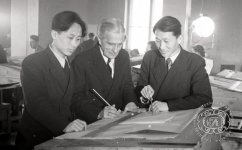 К.Т.Бабыкин  на занятиях по архитектурному проектированию, консультирует студентов. Свердловск, 1948 г. 