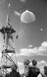 У парашютной вышки в Центральном парке культуры и отдыха. 1950 г. 