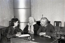 Прием посетителей в столе справок Государственного архива Свердловской области. 1958 г.