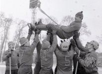 Хоккеисты команды СКА (Свердловск) - обладатели золотых медалей чемпионов СССР чествуют Николая Дуракова. 1968 г. 