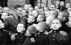 Дважды Герой Советского союза Г.А. Речкалов среди учащихся Свердловского суворовского училища. 1955 г. 