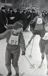 Вторые Всесоюзные зимние студенческие игры. Участницы женской команды лыжниц - студентки Свердловского медицинского института Л. Жадаева (слева) и Л. Сбоева в момент передачи эстафеты. Февраль 1960 года. 