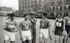 М.А.Сергеев дает последние указания участникам забега. 1950 г. Фотофонд ГАСО