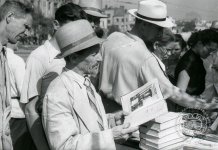 Свердловский писатель А.И. Исетский на книжном базаре. 1957 г. 