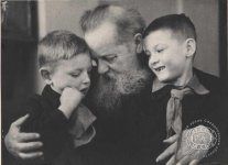 Бажов с внуками. 1949 г. Фото И. Тюфякова. 