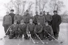 Хоккеисты команды СКА (Свердловск) - обладатели золотых медалей чемпионов СССР. 18 марта 1968 года.  &#10084;1