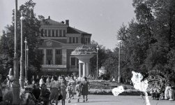 Городской сквер у драматического театра в Перми. 1950 г. 